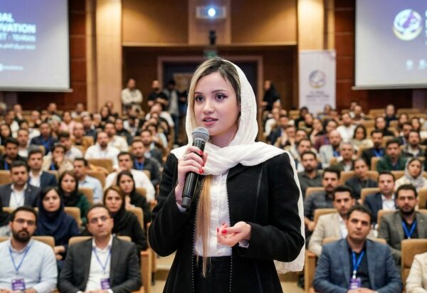 Woman_speaking_into_microphone_o…_202606030835