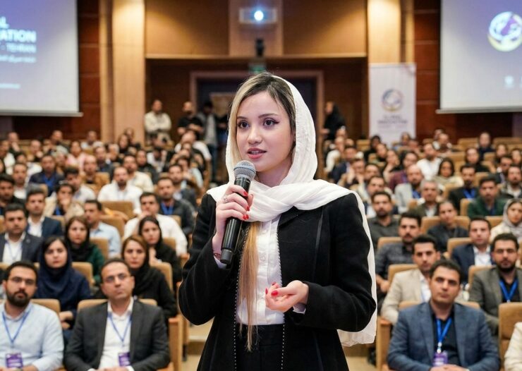 Woman_speaking_into_microphone_o…_202606030835